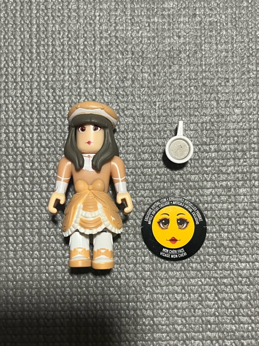 Roblox Toy Celebrity Series 9 - Royale High: Mon Cheri (Mon Chéri Face)